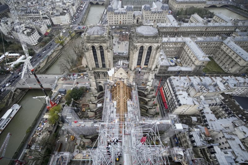 Letecký pohled na nový krov katedrály Notre-Dame (8. prosince 2023)