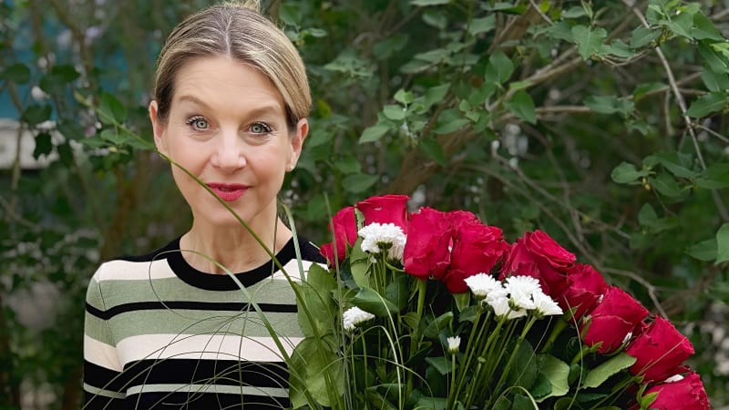Sabina Laurinová dostala od kolegů k narozeninám tolik květin, že je sama neunesla 