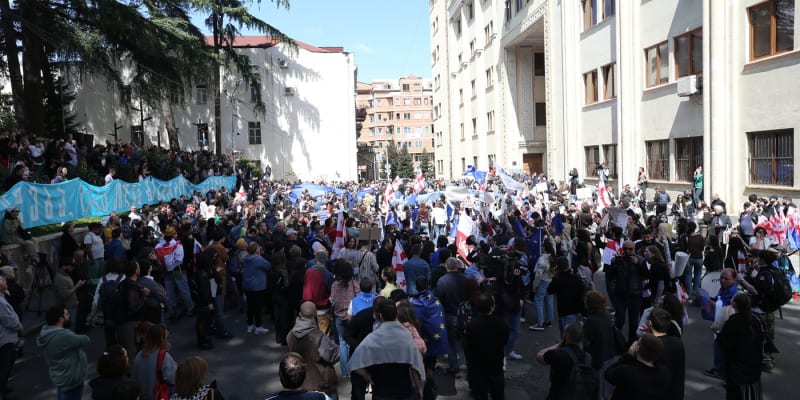 Lidé v Tbilisi demonstrovaly proti záměru vlády oprášit návrh zákona, který by vyžadoval po organizacích přijímajících peníze ze zahraničí, aby se registrovaly jako zahraniční agenti. 