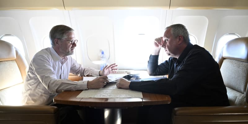 Premiér Petr Fiala (ODS) a vpravo poradce pro bezpečnost Tomáš Pojar v letadle na cestě do USA, 14. dubna 2024.