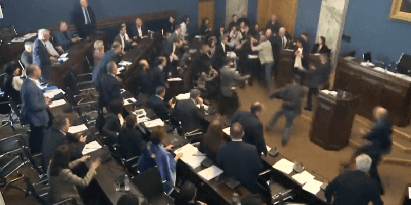 V gruzínském parlamentu se kvůli spornému zákonu poprali poslanci
