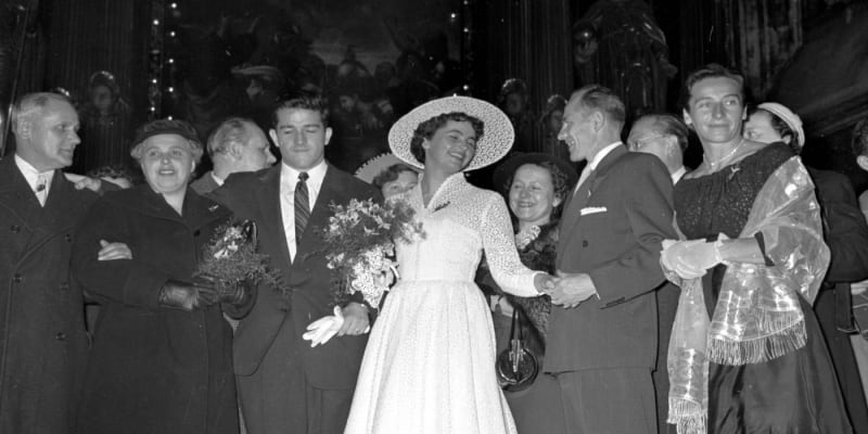 Snímek ze svatebního obřadu Olgy Fikotové a Harolda Connollyho v kostele sv. Salvátora. Emil Zátopek a Dana Zátopková blahopřejí novomanželům.