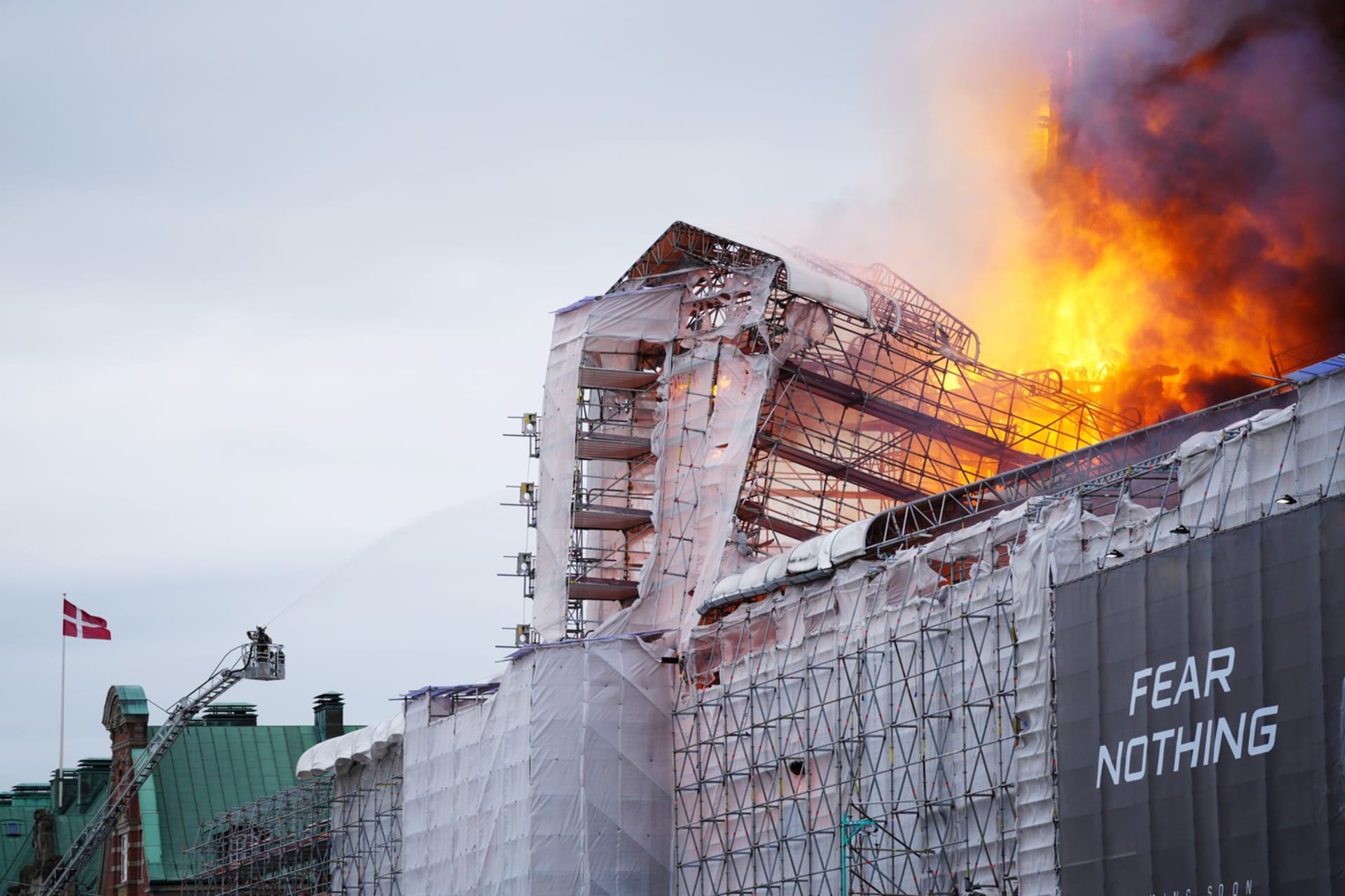 V Kodani hoří renesanční budova staré burzy.