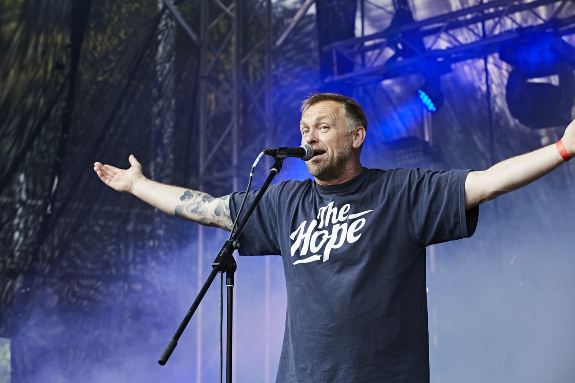 Frontman a zpěvák kapely Krucipüsk Tomáš Hajíček měl 16. dubna vážnou nehodu na motorce.