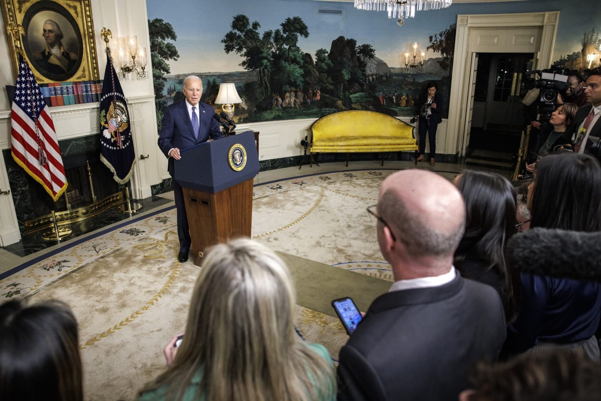 Joe Biden v Diplomatické přijímací místnosti Bílého domu