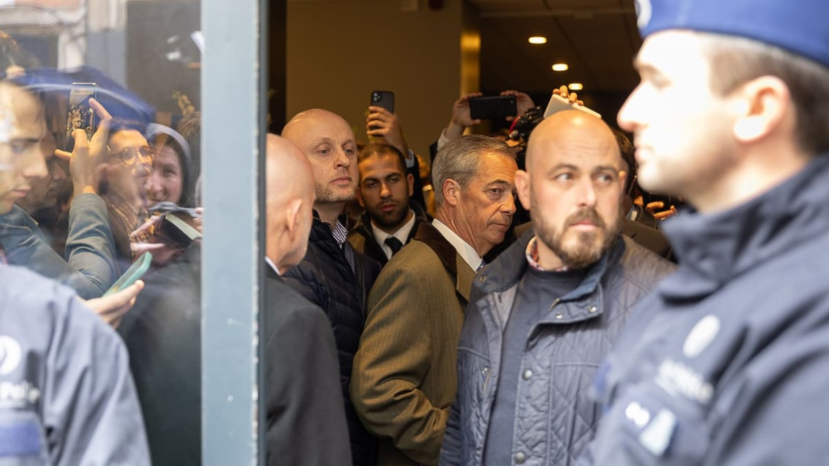 Britský politik Nigel Farage opouští budovu poté, co policie zablokovala vstup na konferenci o národním konzervatismu v hotelu Claridge v Bruselu, úterý 16. dubna 2024.