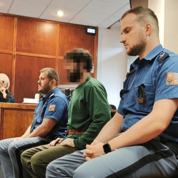 Na lavici obžalovaných u Krajského soudu v Ústí nad Labem usedl 46letý Milan B. Loni v květnu kladivem napadl své známé a štamgasty v hospodě.
