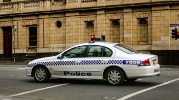 Australská policie zadržela sedm extremistů. Souvisí to s mladíkem, který pobodal biskupa
