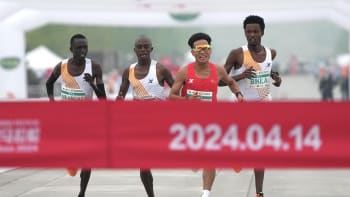 Podezřelý finiš půlmaratonu v Pekingu: Trojice Afričanů zřejmě nechala vyhrát domácího atleta