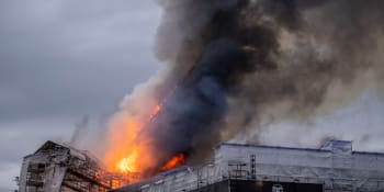 Dominanta Kodaně v plamenech. Kamera zachytila pád hořící věže historické budovy burzy