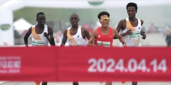 Podezřelý finiš půlmaratonu v Pekingu: Trojice Afričanů zřejmě nechala vyhrát domácího atleta