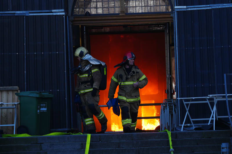 Hasiči bojují s požárem historické budovy burzy cenných papírů v centru Kodaně (16. 4. 2024).