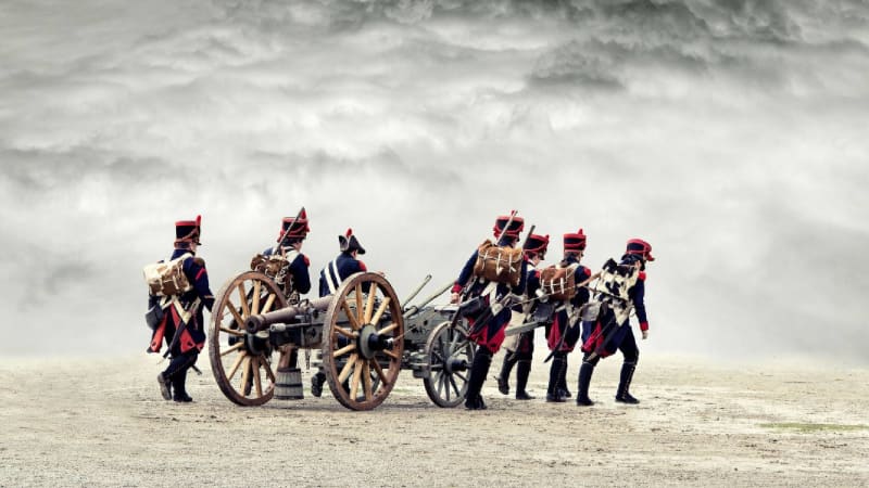 Francouzi táhnou polní kanon při rekonstrukci bitvy u Borodina
