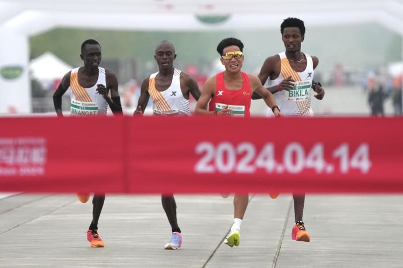 Pekingský půlmaraton poznamenala kontroverze okolo regulérnosti vítězství čínského běžce Che Ťieho.