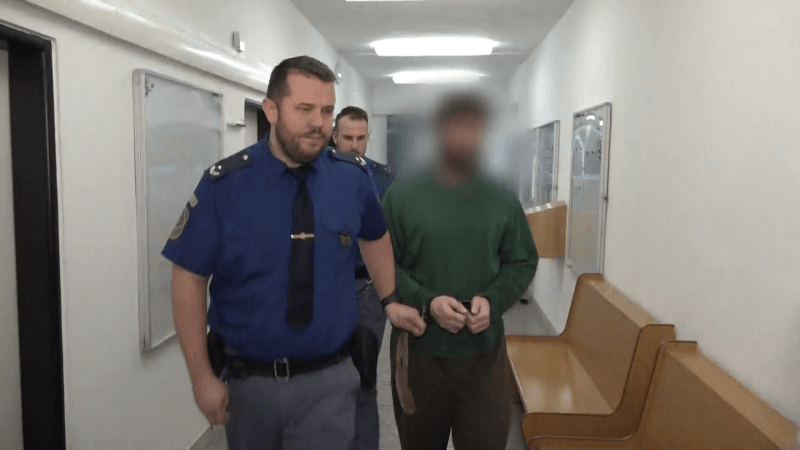 Na lavici obžalovaných u Krajského soudu v Ústí nad Labem usedl 46letý Milan B. Loni v květnu kladivem napadl své známé a štamgasty v hospodě.