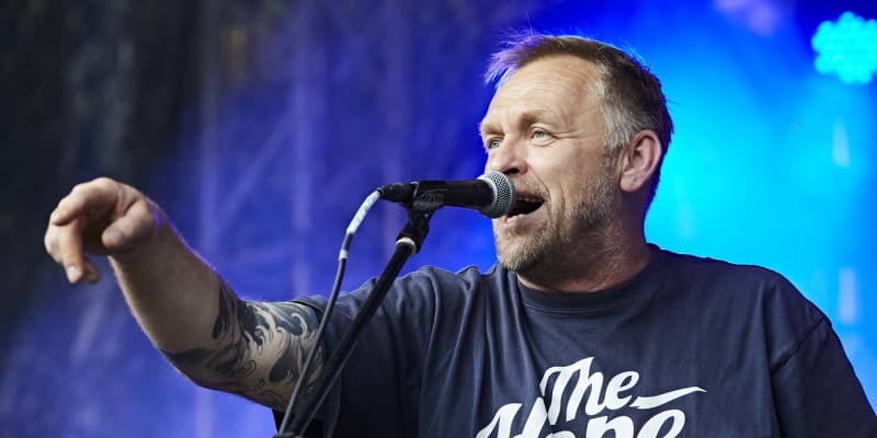 Frontman kapely Krucipüsk měl vážnou havárii na motorce.