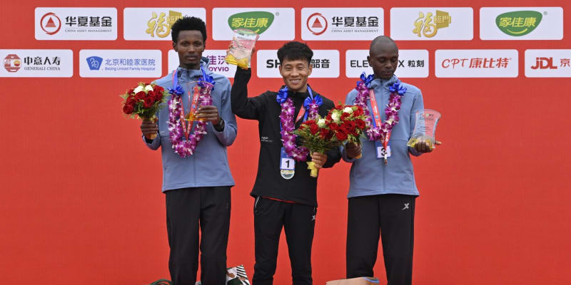 Pekingský půlmaraton poznamenala kontroverze okolo regulérnosti vítězství čínského běžce Che Ťieho.