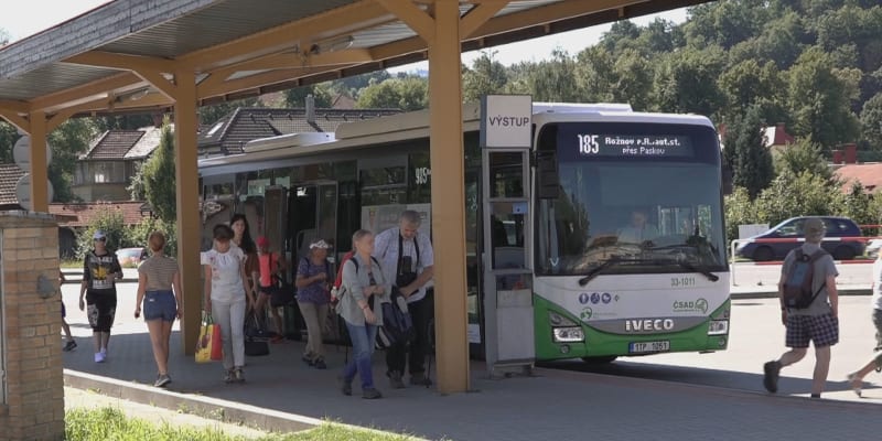 Autobusy, které budou vyjíždět na základě objednávek cestujících v mobilní aplikaci, plánují zavést v Rožnově pod Radhoštěm.