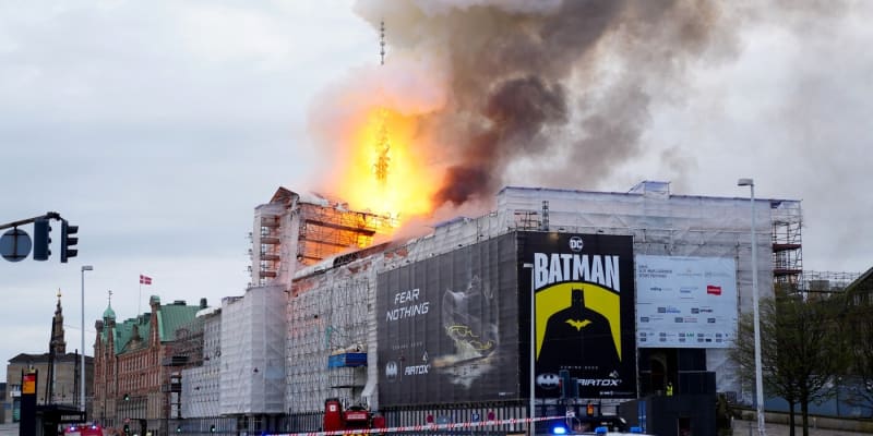 Hasiči odnášejí obrazy z hořící budovy v Kodani