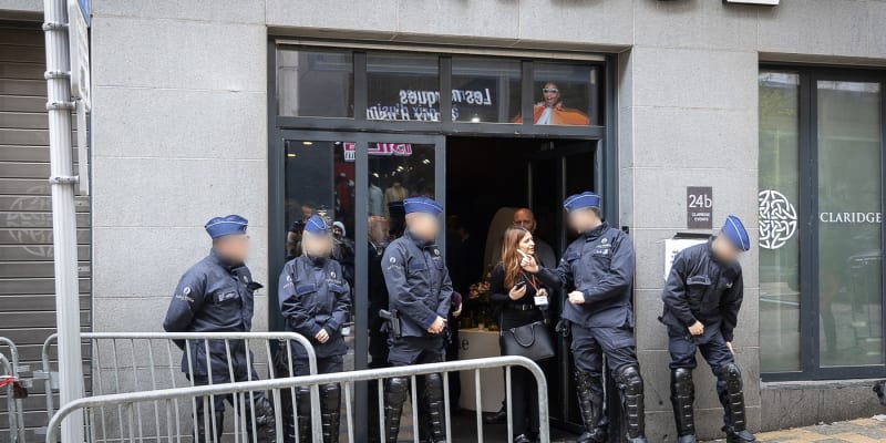 Policie blokuje vstup na konferenci NatCon National Conservatism v Bruselu, úterý 16. dubna 2024.