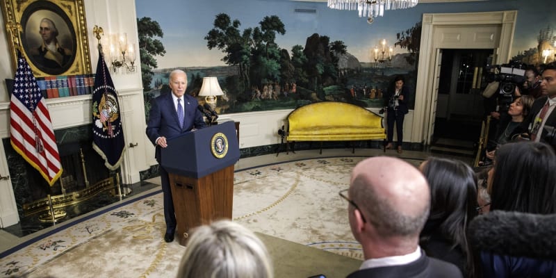 Joe Biden v Diplomatické přijímací místnosti Bílého domu