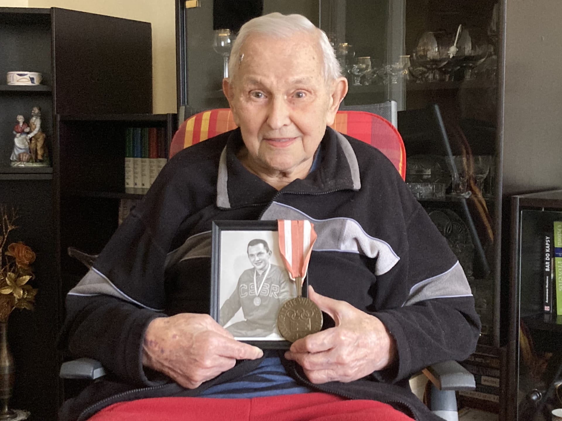 Rudolf Potsch se svou fotografií a s olympijskou medailí
