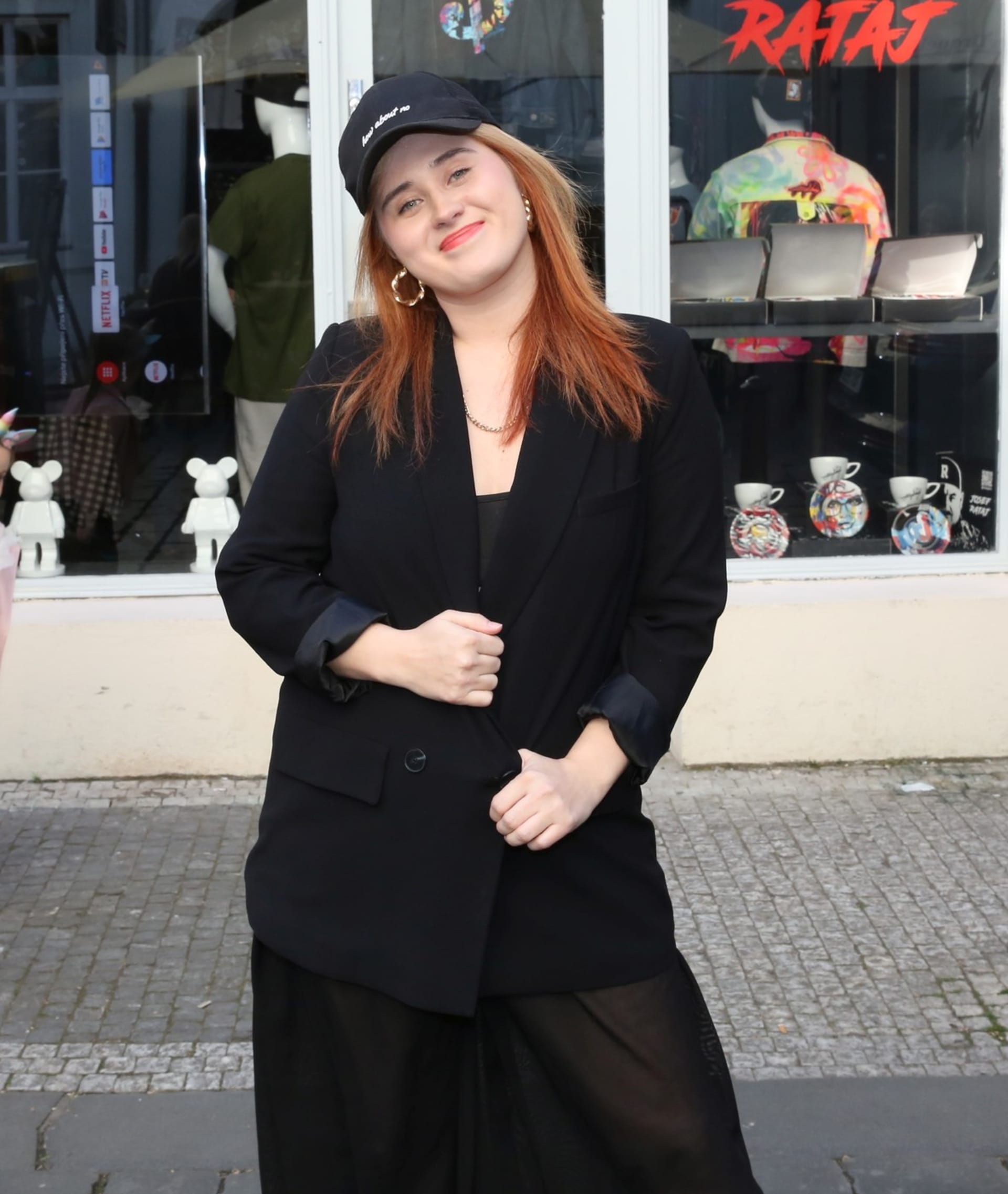 Zpěvačka Elis Mrázová svůj outfit sladila do černé barvy.