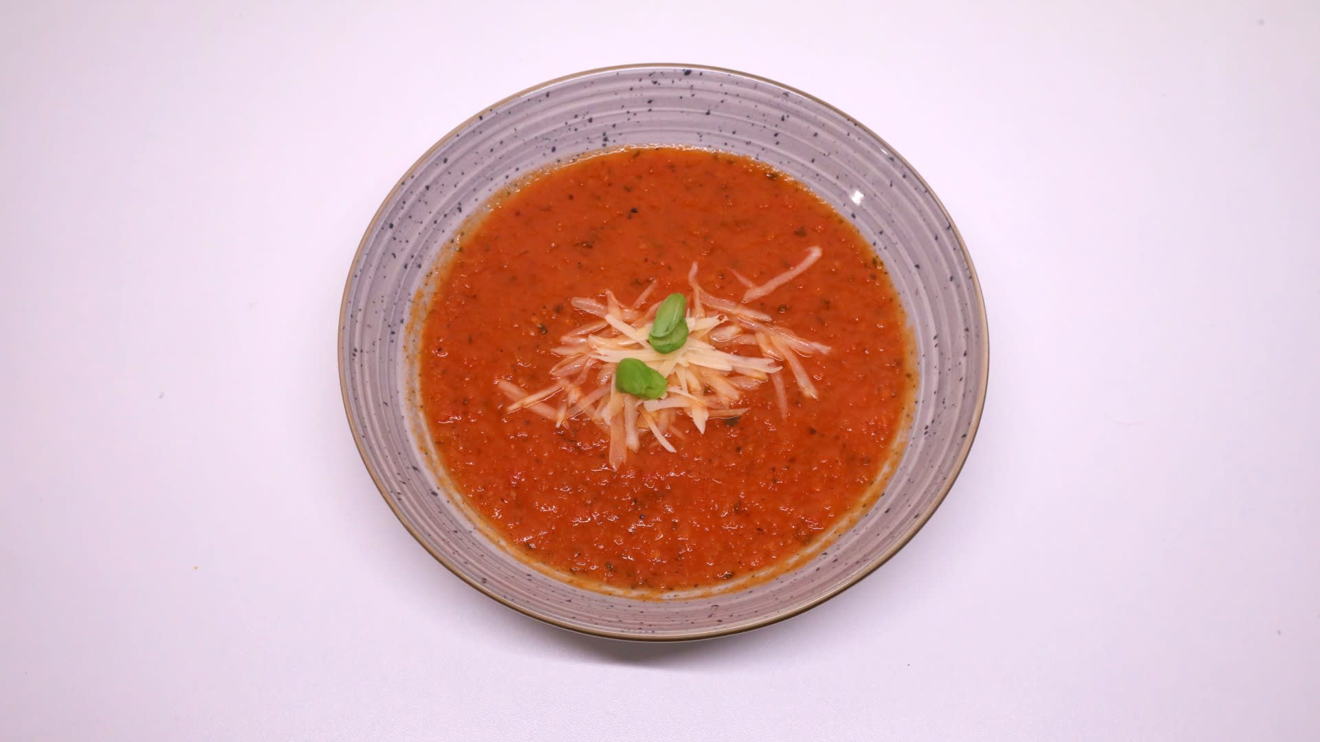 Rajčatová polévka s bazalkou a parmezánem