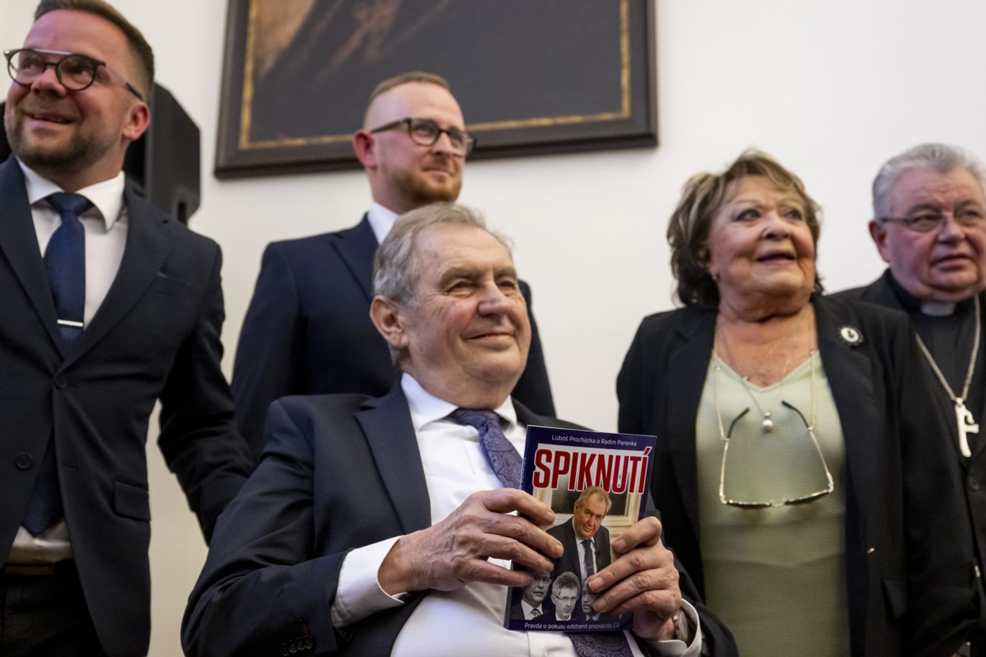Miloš Zeman s přáteli při uvedení knihy s názvem Spiknutí