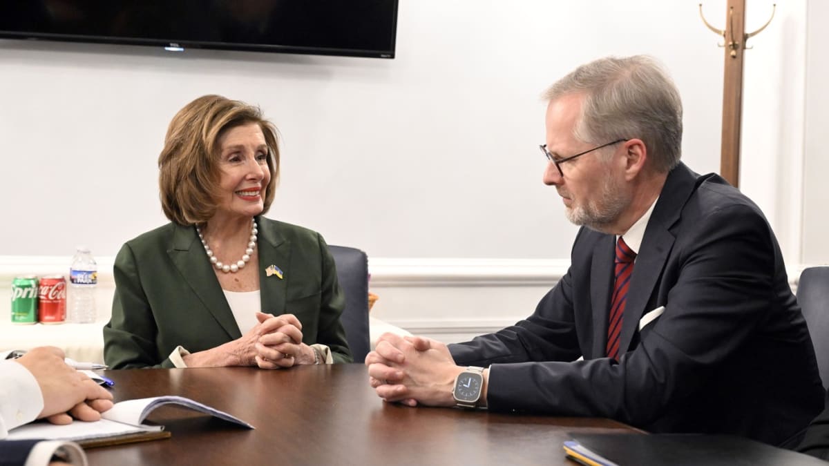 Premiér Petr Fiala (ODS) s bývalou předsedkyní Sněmovny reprezentantů Nancy Pelosiovou během návštěvy USA (17. 4. 2024).