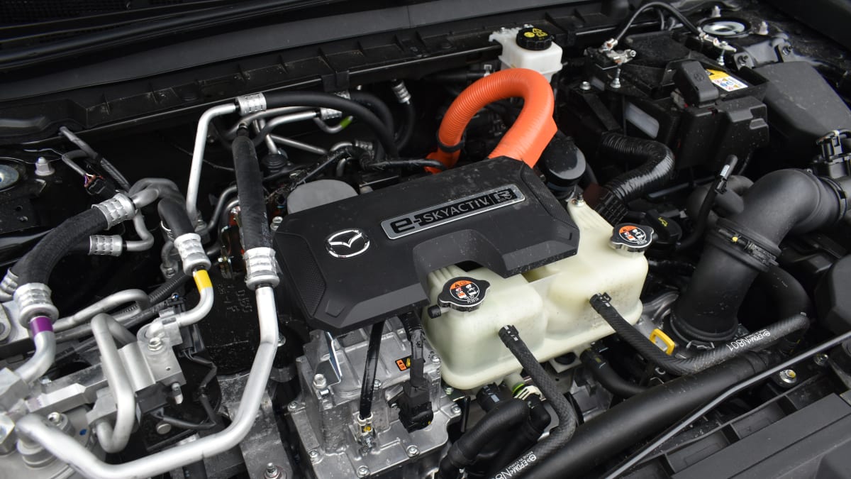 Mazda označuje model MX-30 e-Skyactiv R-EV jako plug-in hybrid, i když v tomto případě jde o obrácený systém. Sice je pohonné ústrojí složeno z elektrického i spalovacího motoru, ale o pohyb se vždy stará jen elektřina.