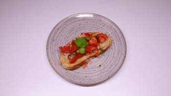 Prostřeno: Bruschetta s rajčaty a bazalkou