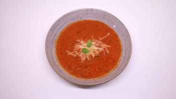 Prostřeno: Rajčatová polévka s bazalkou a parmezánem