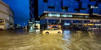 OBRAZEM: Při bleskových záplavách v Ománu umíraly i děti. Řidiči v panice opouštěli auta