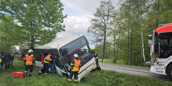 U Lišova na Českobudějovicku havaroval autobus. Řidička v sobě měla omamné látky