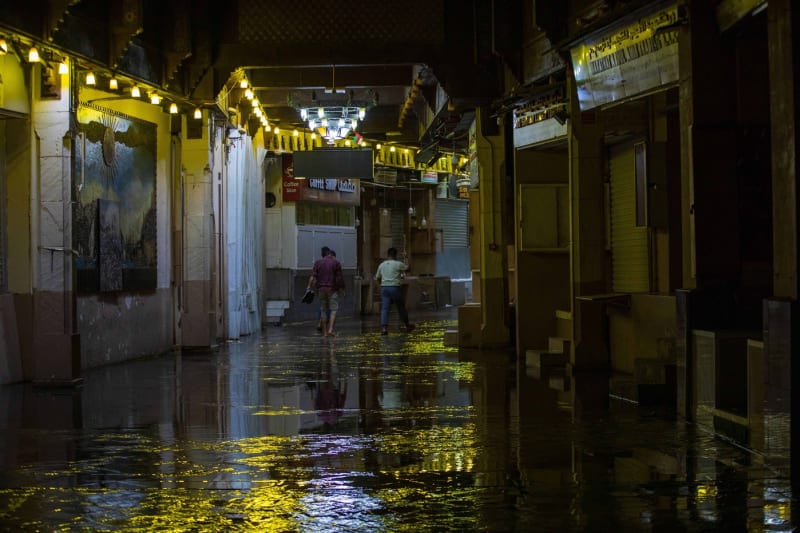 Bleskové záplavy, které zasáhly Omán, mají nejméně 18 obětí na životech, a to včetně dětí.