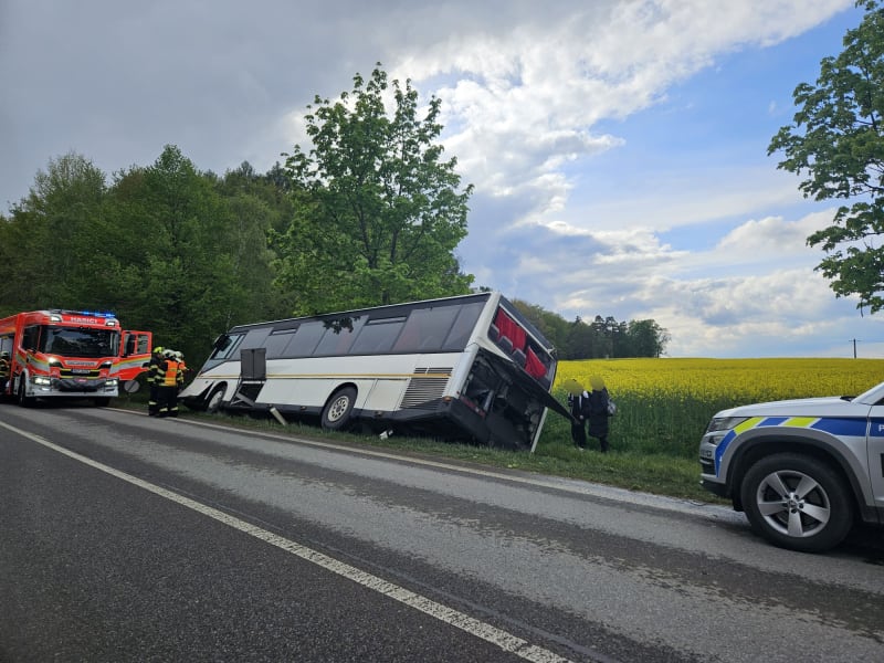 Nehoda autobusu u Lišova na Budějovicku