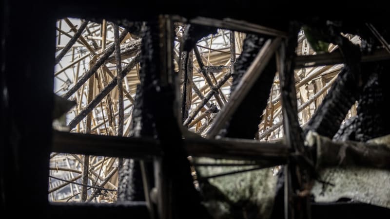 Dánové jsou v šoku: Hlavní fasáda historické budovy kodaňské burzy se po požáru zřítila