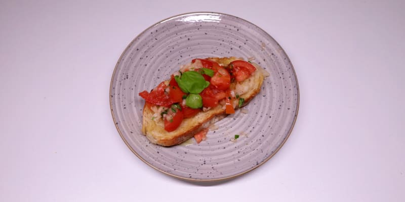 Bruschetta s rajčaty a bazalkou