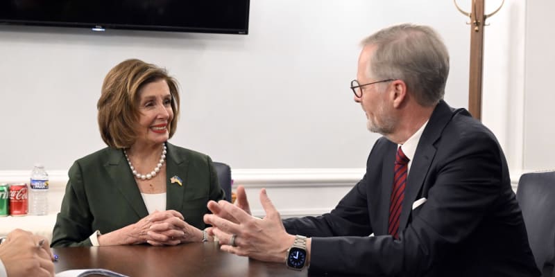 Premiér Petr Fiala (ODS) s bývalou předsedkyní Sněmovny reprezentantů Nancy Pelosiovou během návštěvy USA (17. 4. 2024).