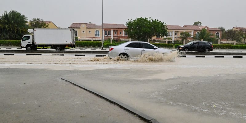 Bleskové záplavy, které zasáhly Omán, mají nejméně 18 obětí na životech, a to včetně dětí.