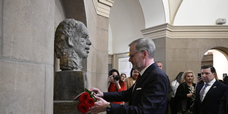 Premiér Petr Fiala (ODS) u busty Václava Havla v americkém Kongresu (16. 4. 2024)