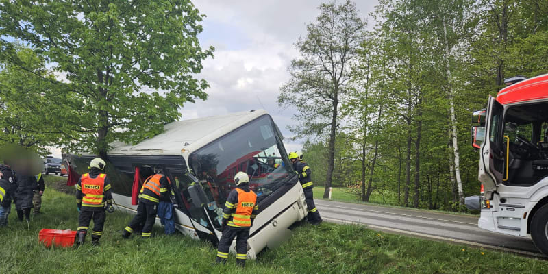 Nehoda autobusu u Lišova na Budějovicku