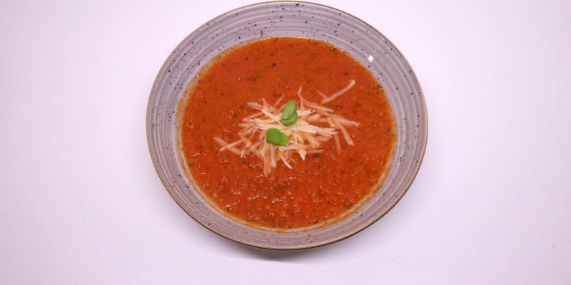 Rajčatová polévka s bazalkou a parmezánem