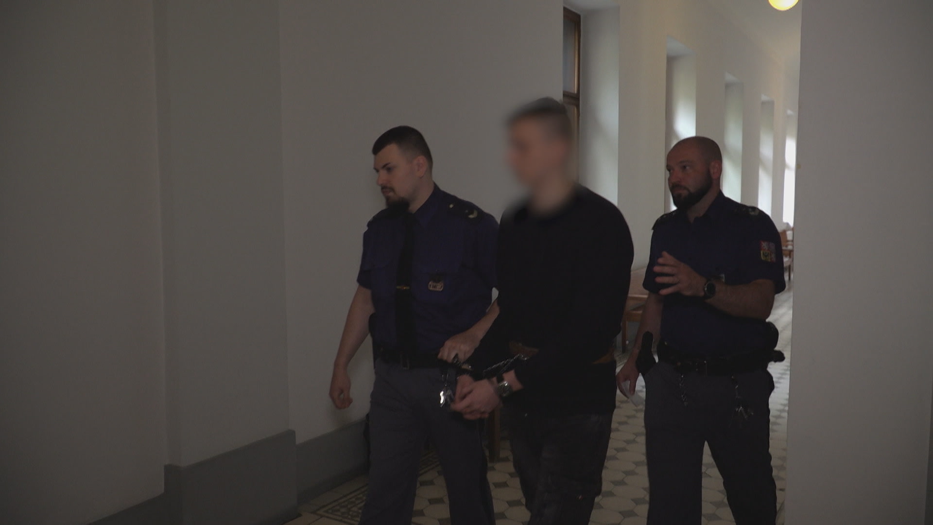 U Krajského soudu v Plzni se probíral případ znásilnění a pokusu o vraždu ze srpna 2023, kterých se měl dopustit devatenáctiletý mladík. 