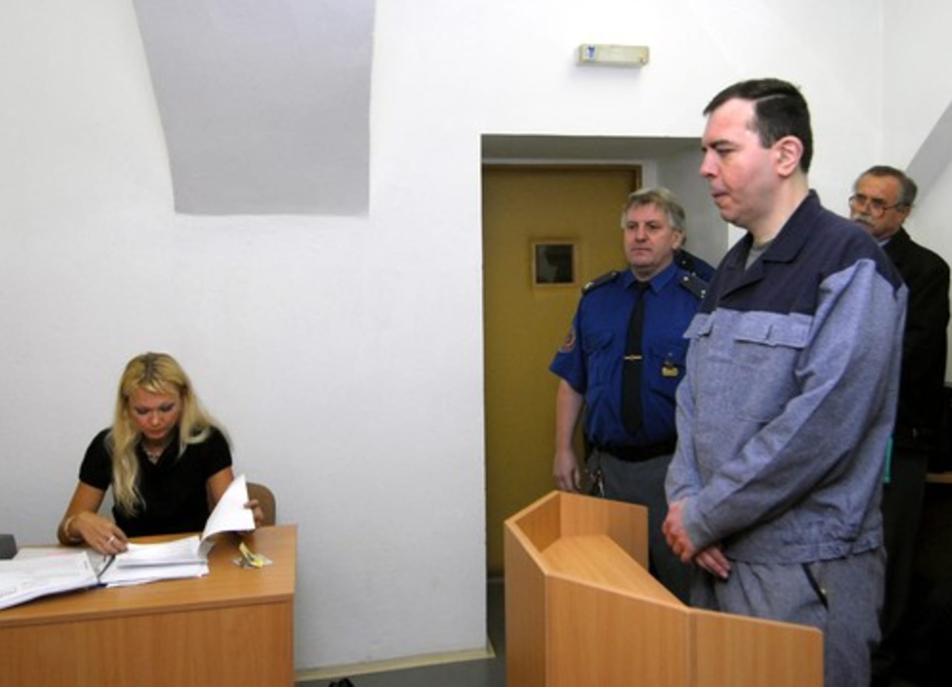 Doživotně odsouzený Zdeněk Vocásek (vpravo) před šumperským soudem, který 4. října 2007 na zasedání ve věznici v Mírově zamítl jeho žádost o propuštění. Vlevo Vocáskova obhájkyně Klára Slámová.