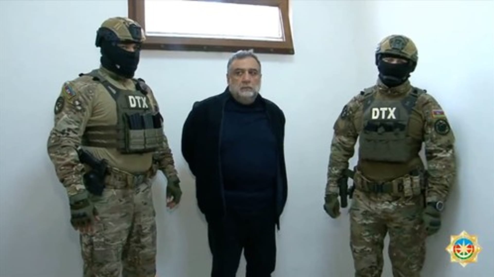 Snímek ze záběrů zveřejněných ázerbájdžánskými tajnými službami ve čtvrtek 28. září 2023 ukazuje zadržení bývalého vůdce Náhorního Karabachu Rubena Vardanjana. Podle úředníků byl zatčen, když se snažil opustit enklávu a odjet do Arménie.
