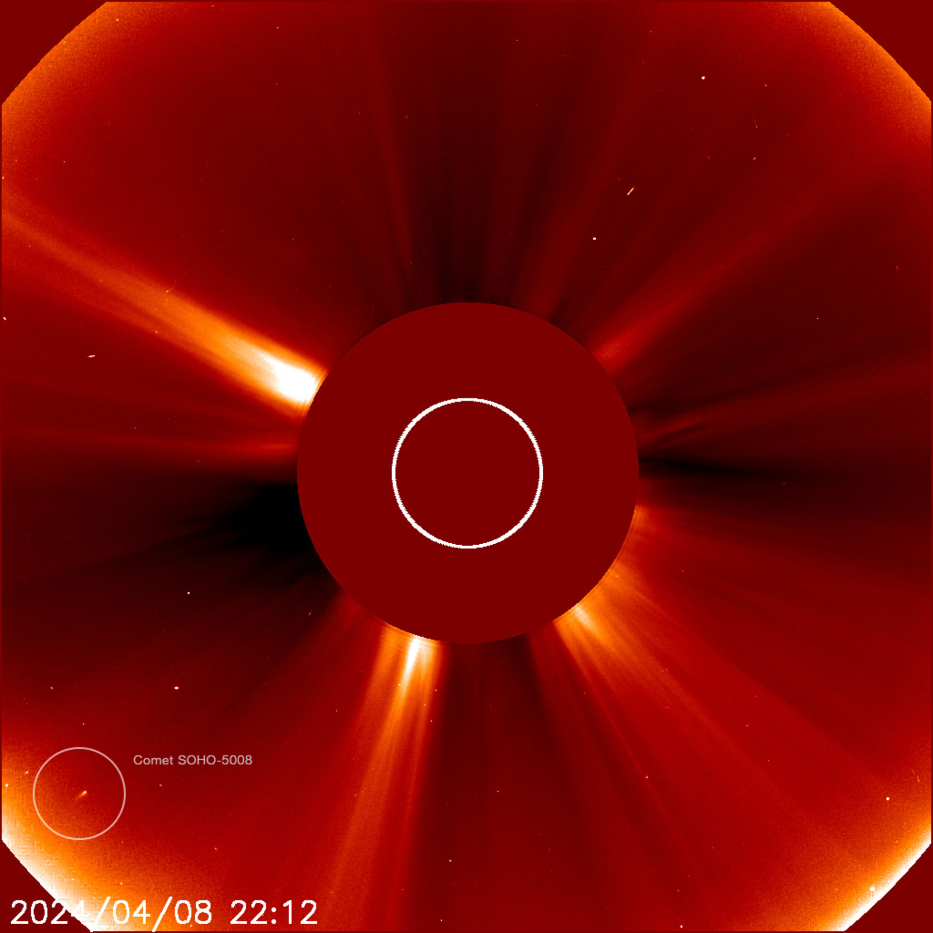 Kometa SOHO-5008 na snímku koronografu LASCO C2 družice SOHO