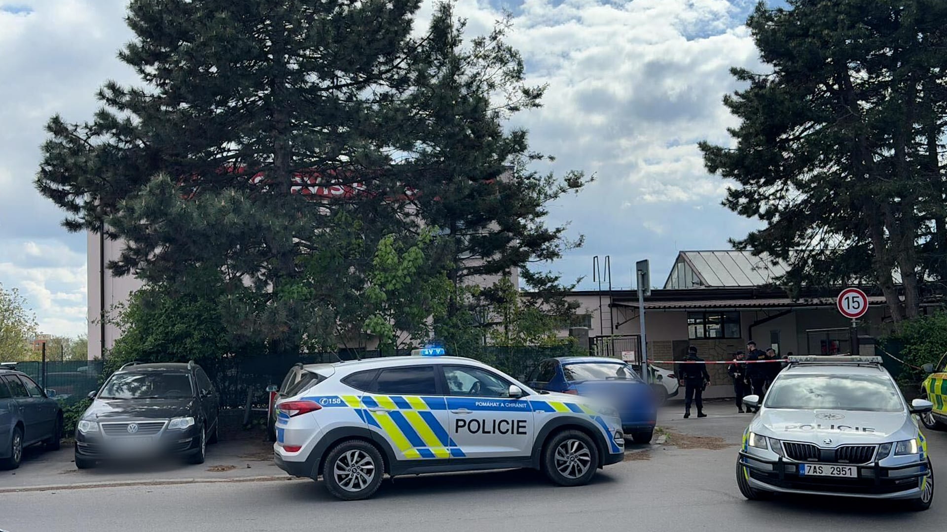 Policisté zasahují v autoservisu v pražských Řepích.