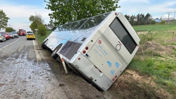Drama na Příbramsku: Autobus sjel do příkopu, šest dětí a dva dospělí utrpěli zranění 